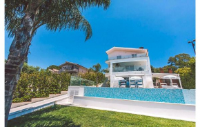 Nice home in Fontane Bianche with Outdoor swimming pool, Jacuzzi and 5 Bedrooms